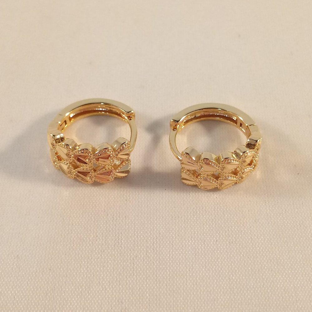 18K Yellow Gold Filled Laser Carved Heart Huggie Earrings 15mm Women's Classic - Picture 3 of 3